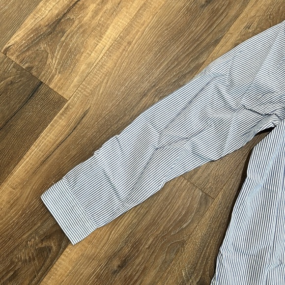 Vineyard Vines Girls White Oxford striped blue/white Popover
Button up sz 14 - Picture 7 of 14